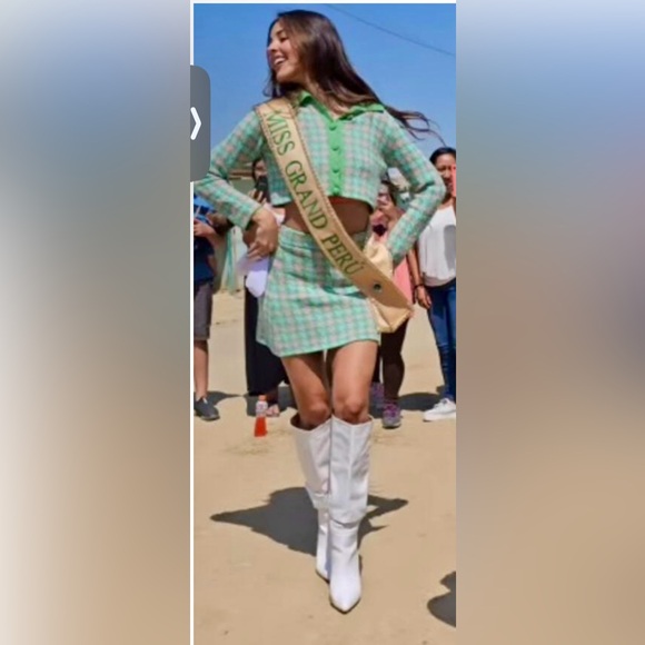 Stylish Green Houndstooth Skirt and cardigan set - Picture 2 of 6